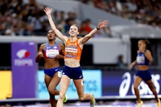 Femke Bol a pu lever les bras sur le 400 m haies. KEYSTONE/EPA/KIYOSHI OTA